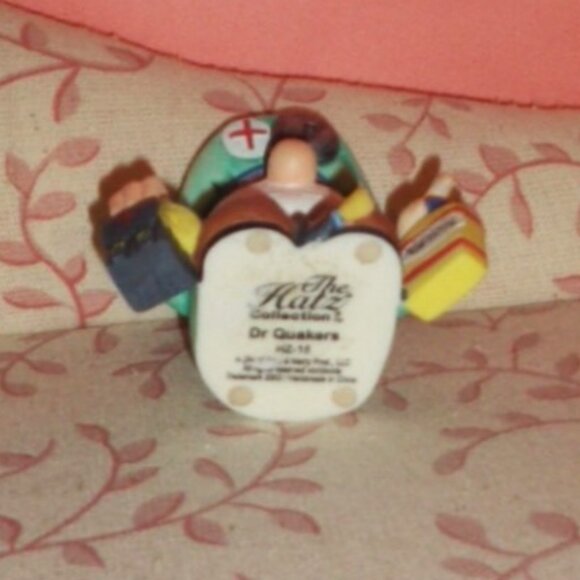 SOLD!   SOLD!!    THE HATZ-2.5" DR QUAKER CERAMIC DOCTOR FIGURINE-EXCELLENT - Picture 4 of 4